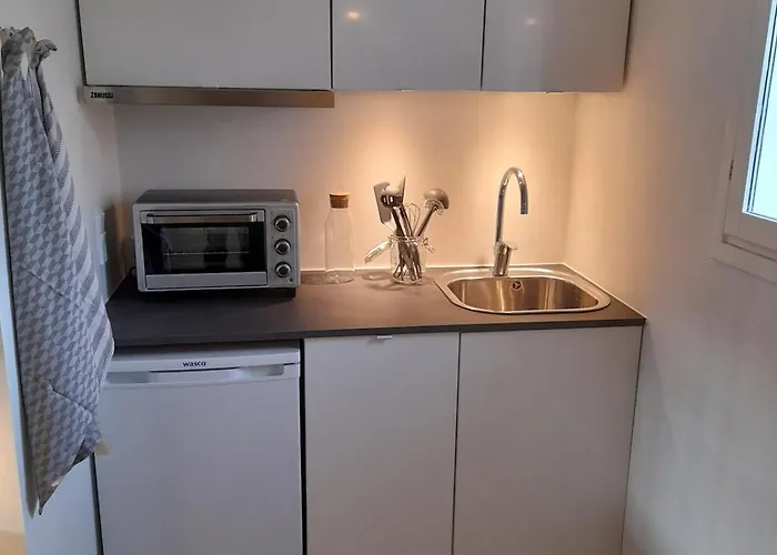 Mini-lejlighed Med Kokken - Deler Bad Og Toilet Med Nabolejlighed 2 *